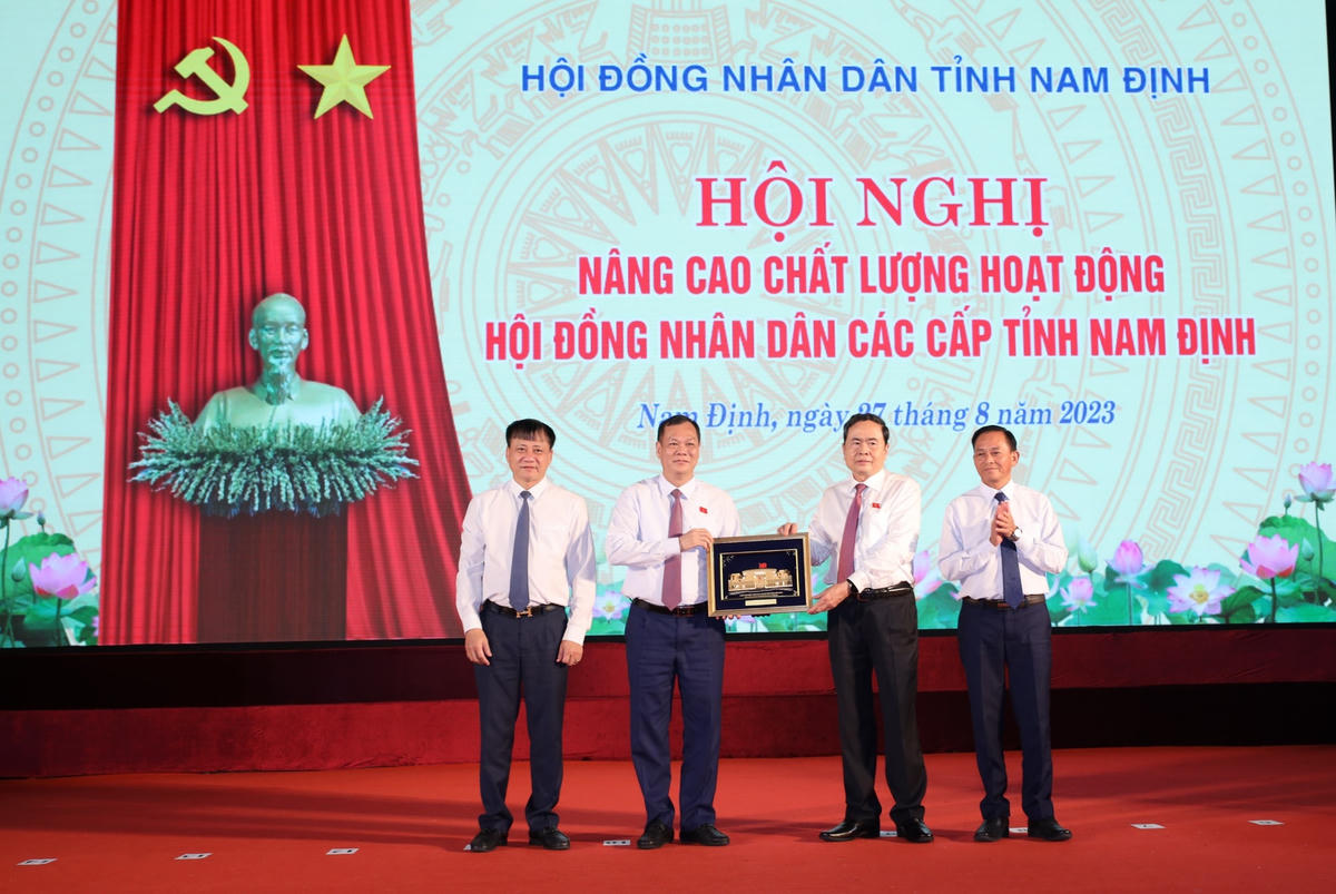 Phó Chủ tịch Thường trực Quốc hội Trần Thanh Mẫn tặng quà Thường trực HĐND tỉnh Nam Định.