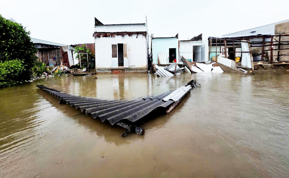 ẢNH 1 Hiện trường vụ sạt lở bờ sông diễn ra giữa đêm khuya ngày 137 làm 5 căn nhà dân ở khóm 3, phường Giá Rai, tỉnh Cà Mau đổ sụp xuống lòng sông khiến nhiều người không