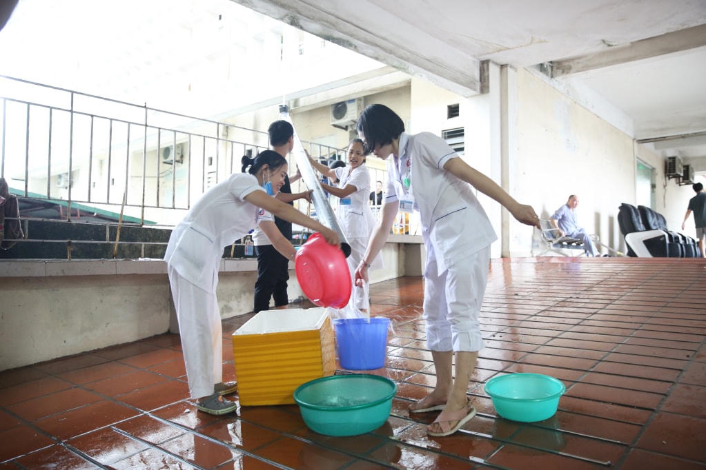 Y bác sĩ Bệnh viện Đa khoa tỉnh Quảng Ninh tận dụng nước mưa để thực hiện công tác vệ sinh sơ bộ.