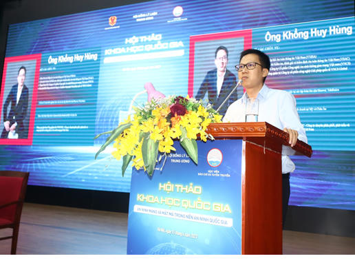 Ông Khổng Huy Hùng, Phó Chủ tịch Hiệp hội An toàn thông tin Việt Nam, Tổng Giám đốc Công ty Cổ phần Công nghệ An ninh không gian mạng Việt Nam (VNCS) tham luận tại Hội thảo.