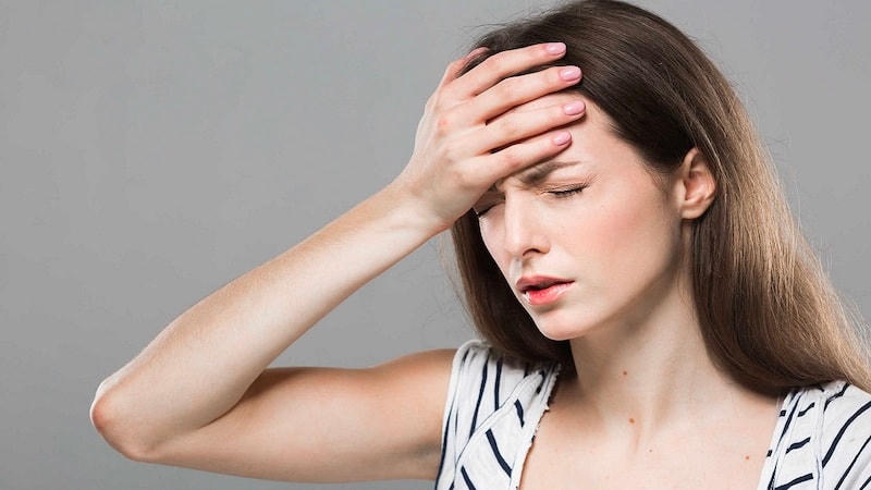 Người bị huyết áp thấp có các triệu chứng đau đầu, ù tai, mất ngủ...  