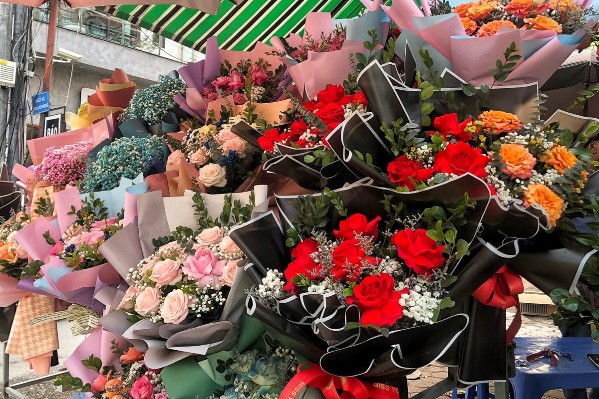 Có thể thấy rằng, việc mua hoa gói bằng túi nilon sẽ giúp người dân rút ngắn thời gian nhưng sau vài ngày hoa héo sẽ bị bỏ đi thành rác thải, gây tác động rất lớn tới môi trường.