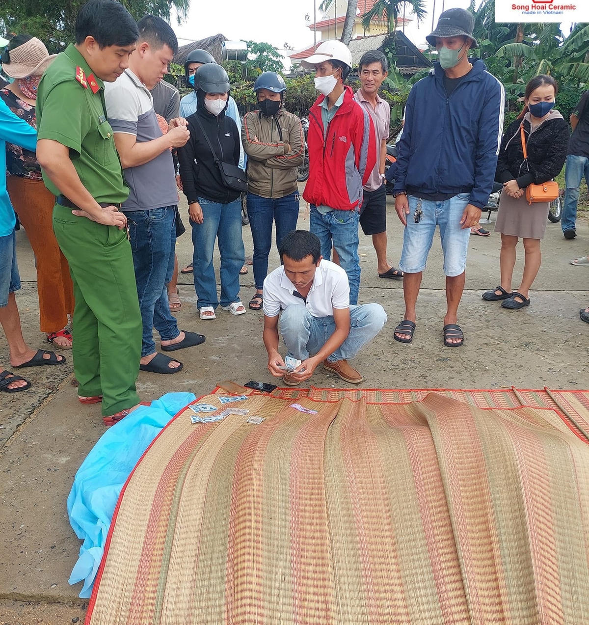 Vớt thi thể ông Ch. đưa lên bờ.