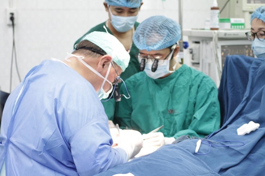 Phẫu thuật nối ngón tay cho trẻ bị tai nạn sinh hoạt tại Bệnh viện Nhi trung ương. ẢNh: BVCC.