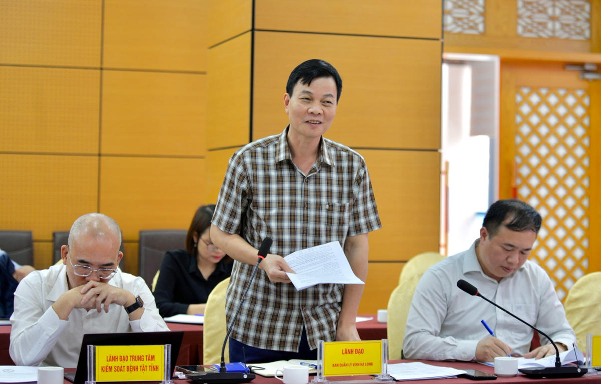 Phó trưởng Ban Quản lý vịnh Hạ Long Nguyễn Trung Hậu phát biểu tại Hội nghị thông tin báo chí thường kỳ vào chiều ngày 25/4.