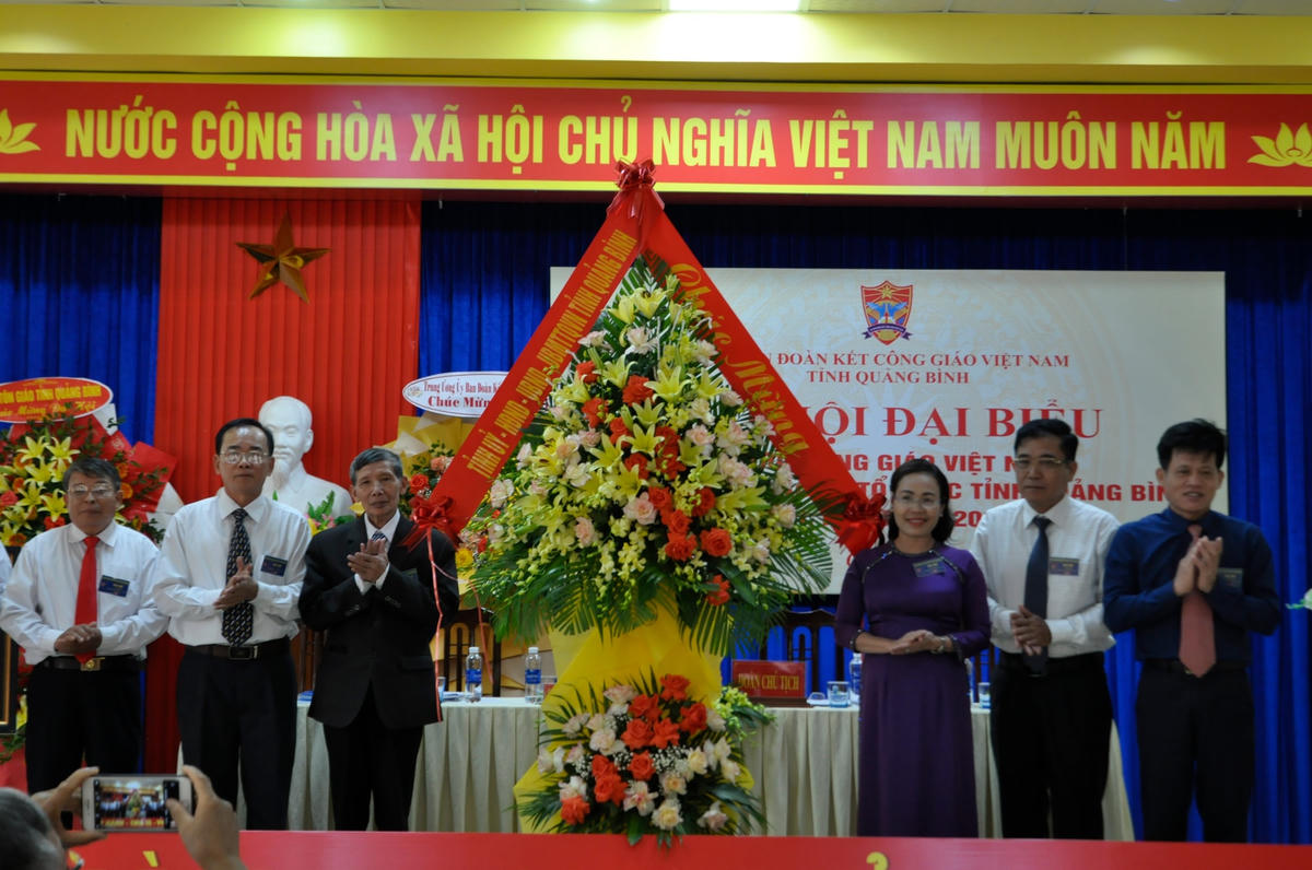Lãnh đạo tỉnh Quảng Bình tặng hoa chúc mừng Đại hội.