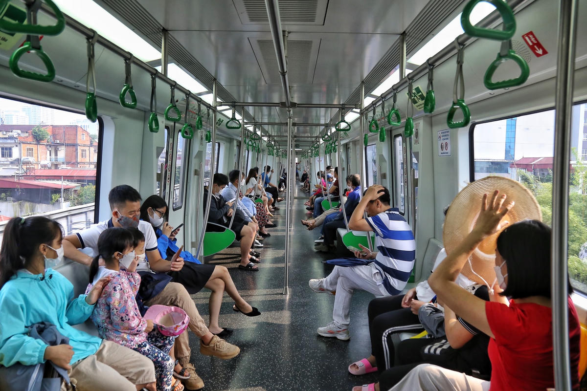 Theo ông Trường, vào giờ cao điểm đường sắt đô thị Cát Linh - Hà Đông giãn cách 6 phút/chuyến, giờ bình thường thời gian đợi tàu là 10 phút/chuyến. Hiện mỗi ngày có khoảng 32.000 lượt người đi lại bằng tàu điện trên tuyến đường sắt đô thị số 2A Cát Linh - Hà Đông. Trong đó, 70% người sử dụng vé tháng; giờ cao điểm có từ 5.000 - 6.000 hành khách đi lại trên tuyến.