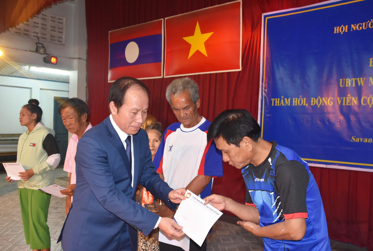 Phó Chủ tịch – Tổng Thư ký Lê Tiến Châu tặng quà cho kiều bào có hoàn cảnh khó khăn tại tỉnh Savannakhet.