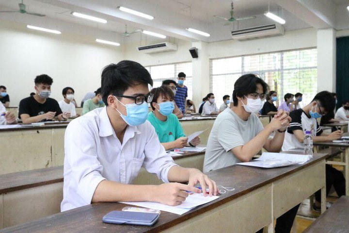 Nhiều trường đại học dừng tăng học phí để chia sẻ khó khăn với người học. Ảnh: TL.