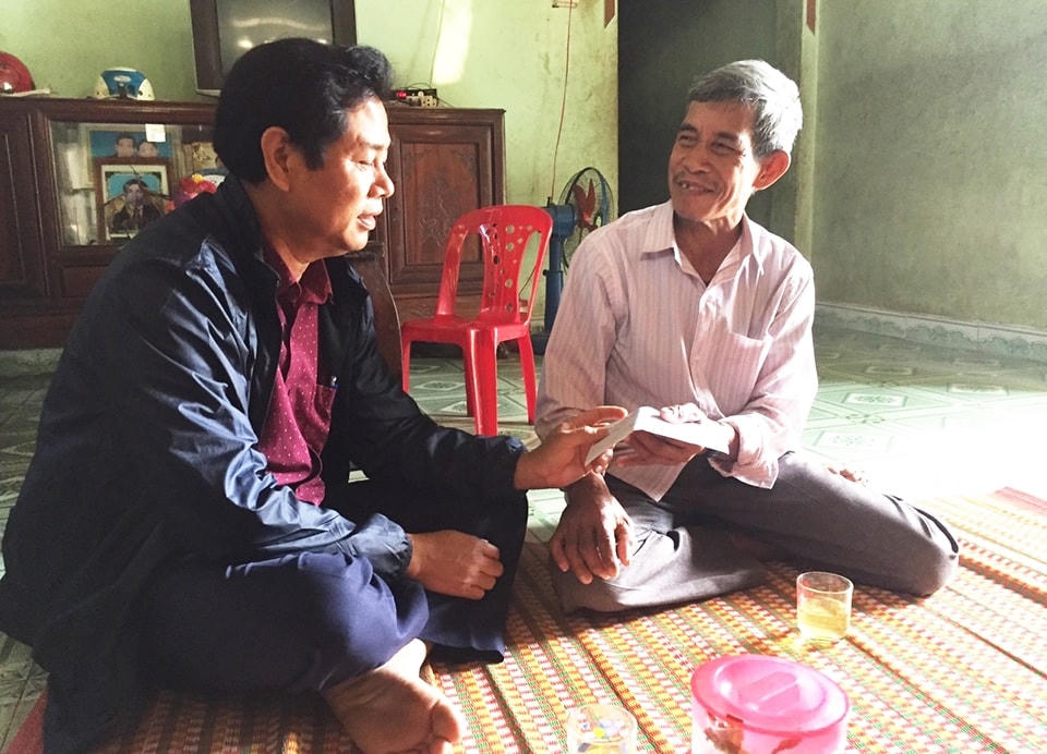 Lãnh đạo tỉnh Quảng Ngãi thăm hỏi, động viên người có uy tín trên địa bàn tỉnh. Ảnh: Minh Thu.