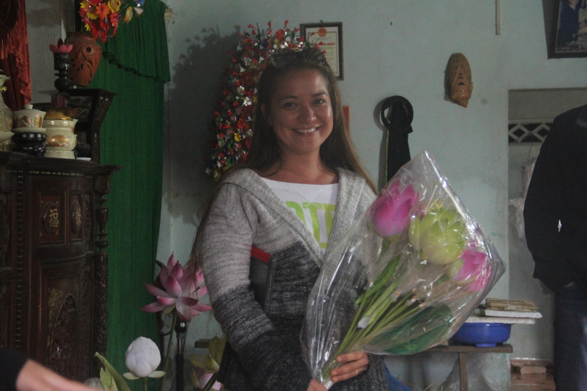 Du khách nước ngoài đến tham quan, chụp ảnh tại làng nghề hoa giấy Thanh Tiên.