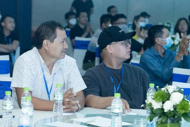 Khách hàng hào hứng trải nghiệm phần mềm mới trên xe máy điện VinFast