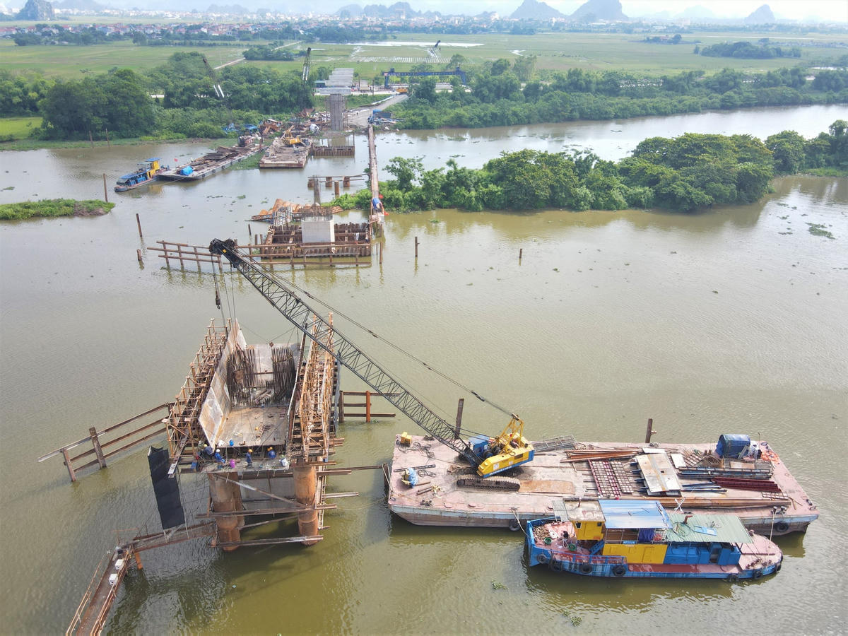 Sau hơn 1 năm thi công, giá trị xây lắp cầu Bến Mới hiện đạt khoảng 120 tỷ đồng, chiếm 35% giá trị hợp đồng. Các hạng mục chính đang thực hiện như đã khoan xong các cọc khoan nhồi từ trụ P1 đến P14,  thi công xong các mố trụ.  