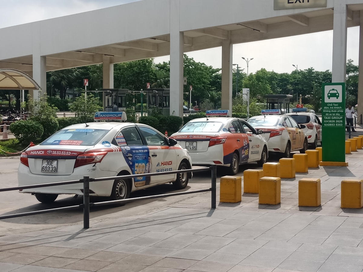 Lái xe chờ khách xếp hàng dài tại khu trung tâm thương mại.