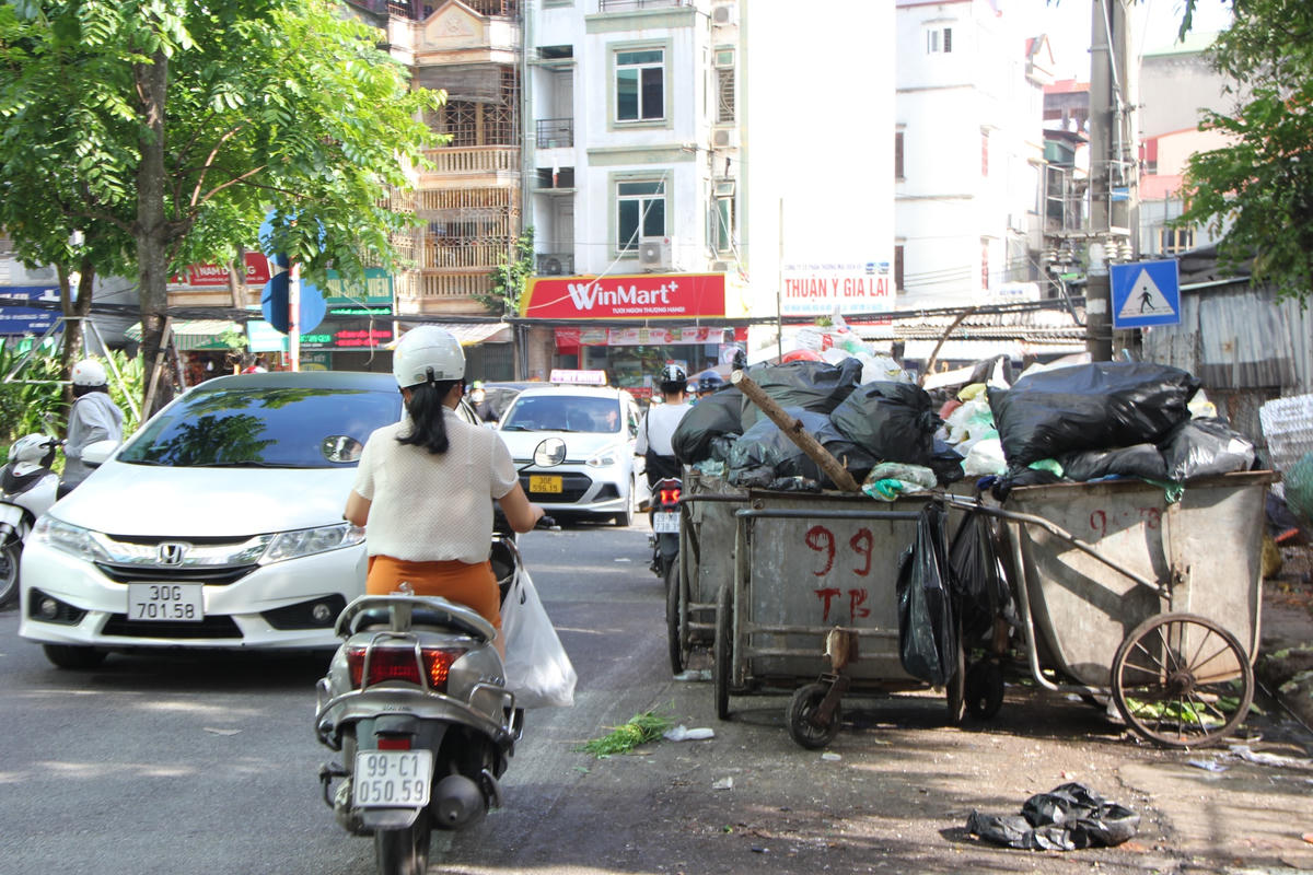 Theo ghi nhận của PV Báo Đại Đoàn Kết trên đoạn đường Mỹ Đình (cạnh bến xe Mỹ Đình) và đường Trần Bình (chung cư An Bình An Bình Plaza) phường Mỹ Đình 2, quận Nam Từ Liêm (Hà Nội) xuất hiện những điểm tập kết xe rác “án ngữ” giữa lòng đường gây ra cảnh tắc đường, mất mỹ quan đô thị.