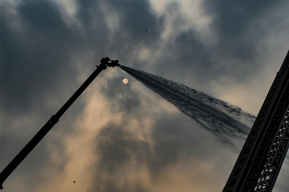 Đám cháy xảy ra nhanh, bất ngờ và tạo ra nhiều khói và khí độc. 