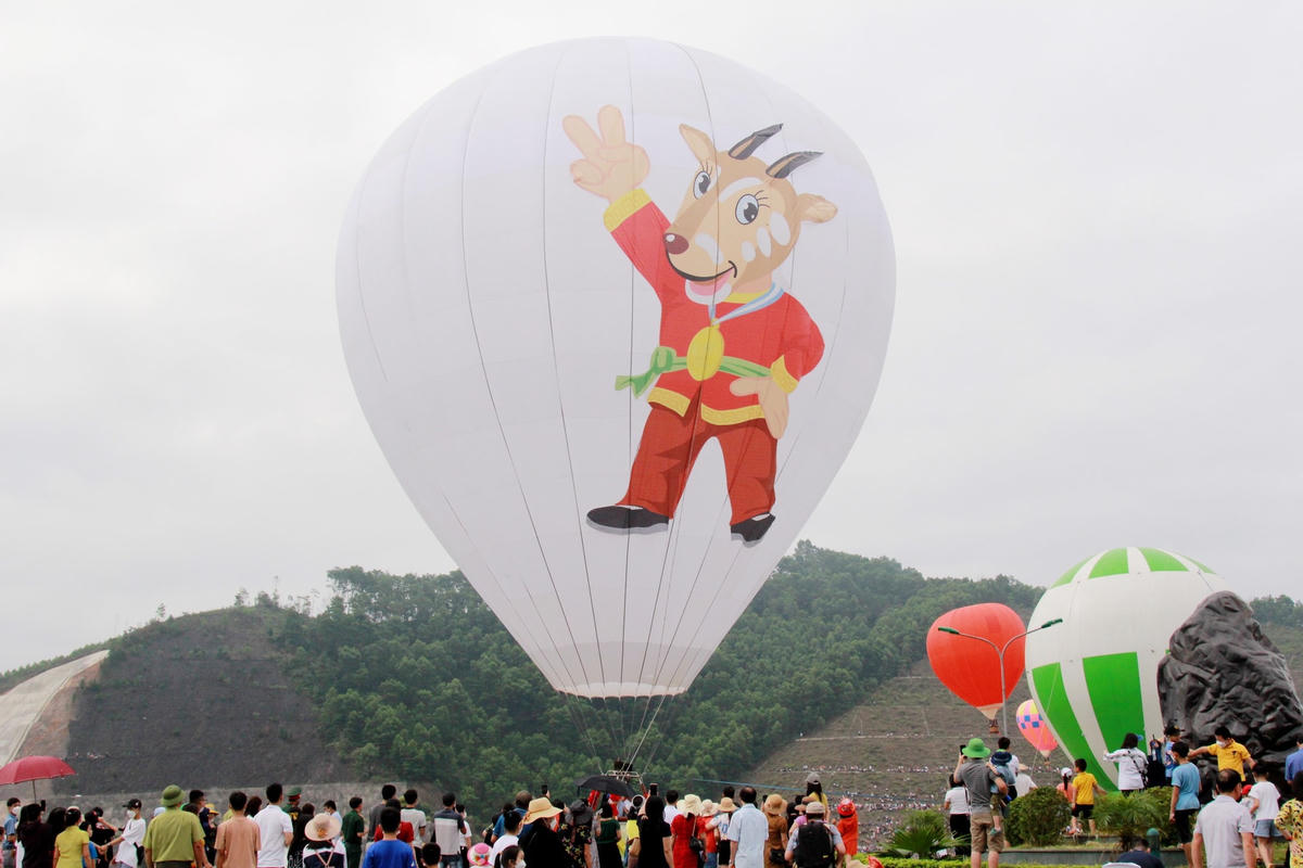 Biểu tượng SEA Games 31 được in trên khinh khí cầu.
