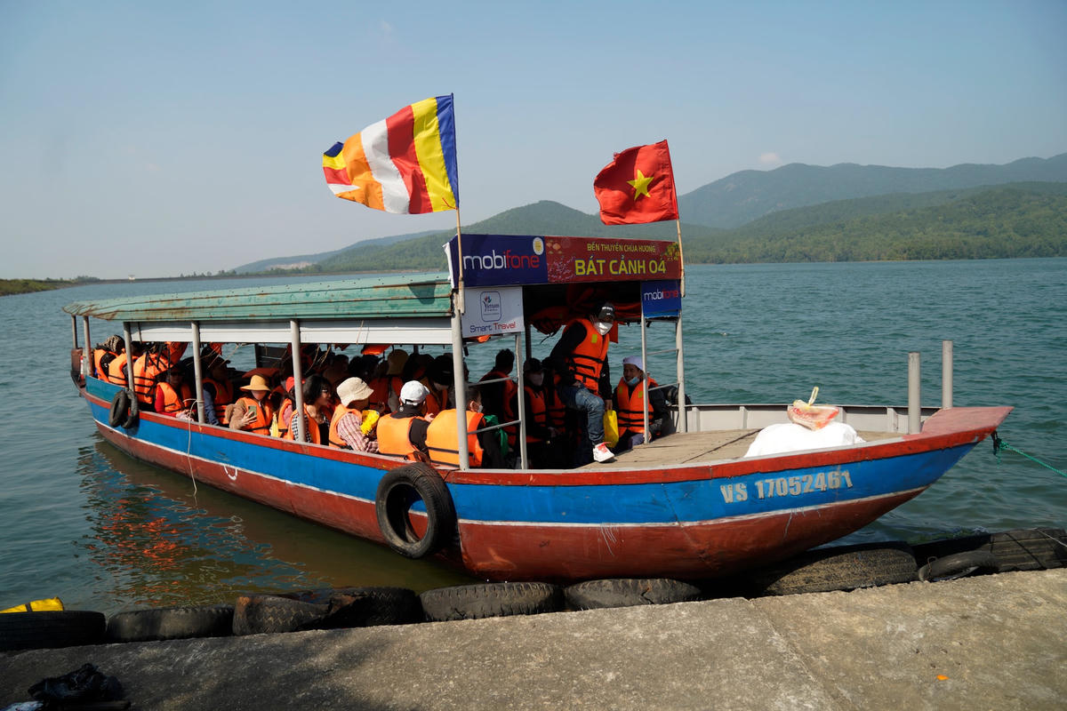 Những du khách muốn vãn cảnh lên chùa bằng đường sông nước, cán bộ BQL chùa Hương Tích sẽ yêu cầu du khách mặc áo phao mới được lên thuyền.