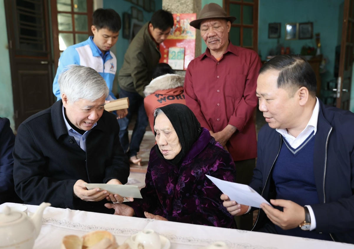 Chủ tịch Đỗ Văn Chiến và Bí thư Tỉnh ủy Hòa Bình Nguyễn Phi Long thăm và tặng quà cho Mẹ Việt Nam Anh hùng Nguyễn Thị Chố tại TP Hòa Bình.