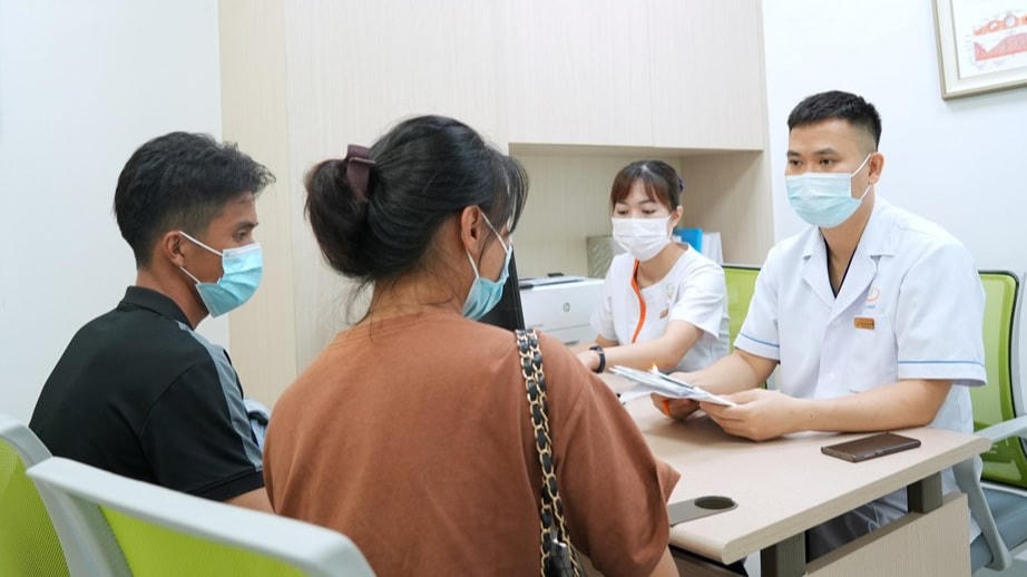 Tư vấn và thăm khám bệnh nhân vô sinh hiếm muộn tại Bệnh viện Nam học và Hiếm muộn Hà Nội.