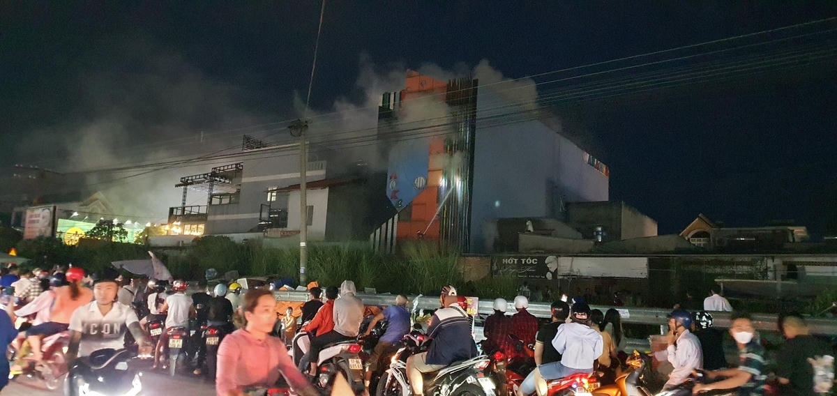 Rất đông người dân theo dõi vụ cháy. Ảnh: CTV.