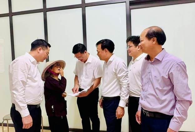 TS. BS Đỗ Văn Hải – Phó Giám đốc Bệnh viện Mắt Hà Nội và lãnh đạo xã Tam Hưng thăm hỏi, chia sẻ với thân nhân liệt sỹ. Ảnh: B.T.
