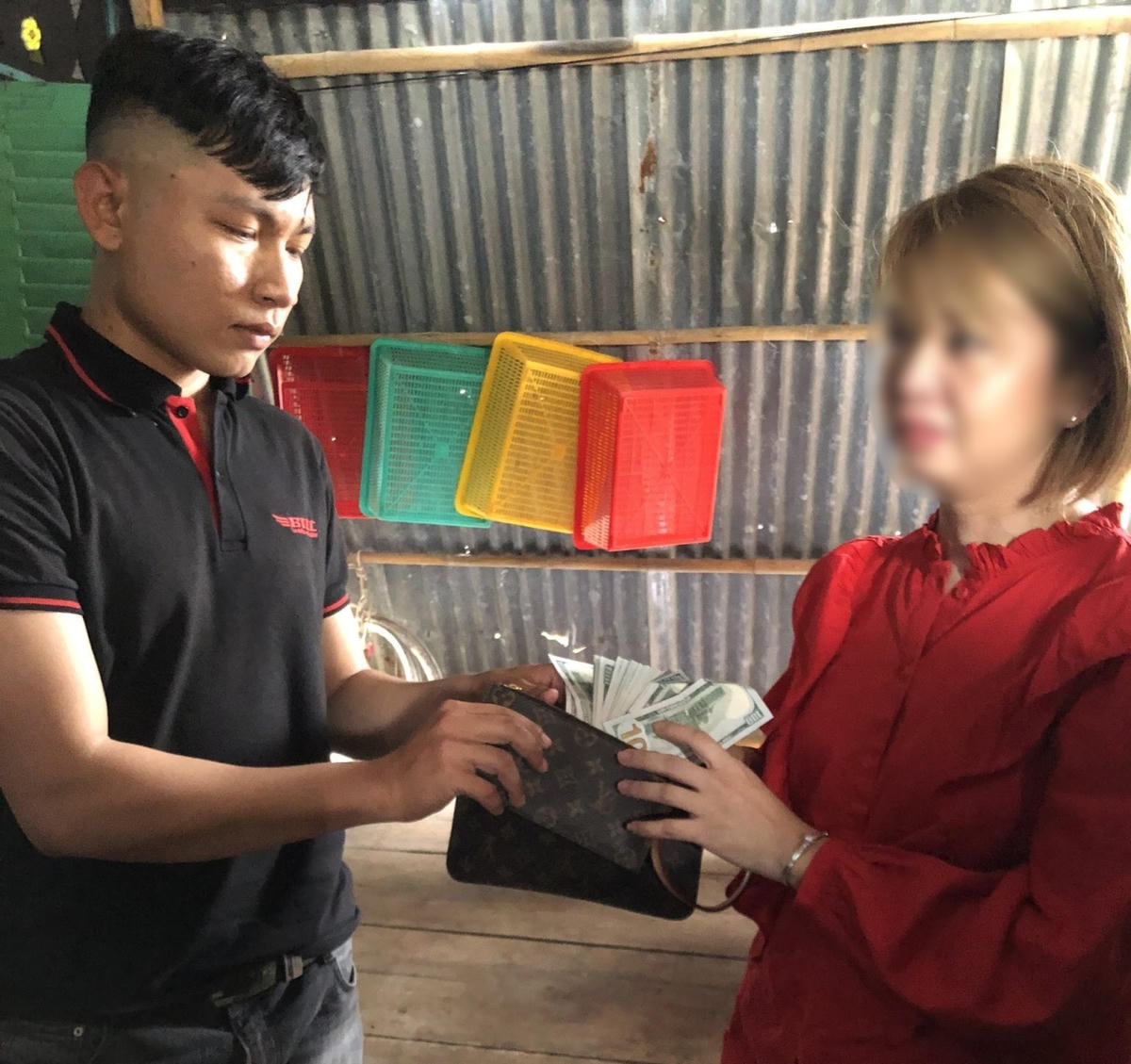 Anh Phong trao trả chiếc ví lại cho người đánh rơi (Ảnh: CTV).