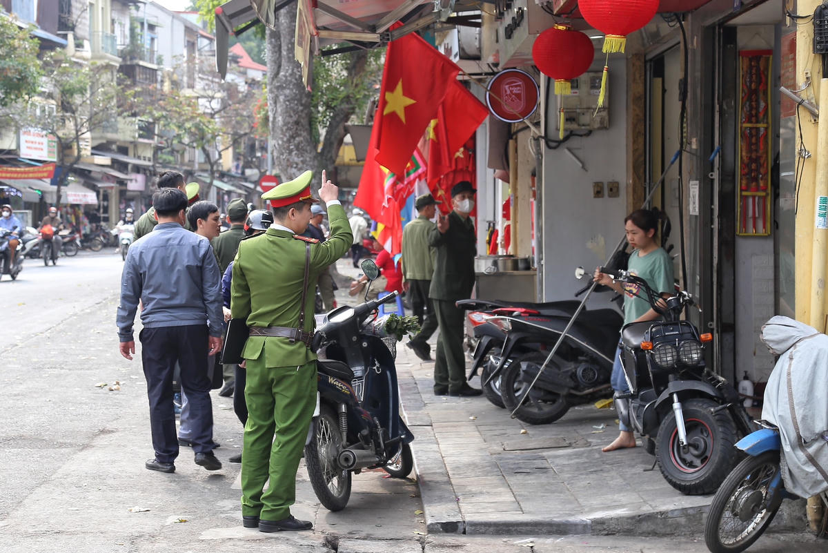 Sáng 22/2, Đội Cảnh sát Trật tự (CSTT) Công an quận Hoàn Kiếm phối hợp cùng Công an phường Đồng Xuân, Lý Thái Tổ ra quân lập lại trật tự, lấy lại vỉa hè cho người đi bộ.