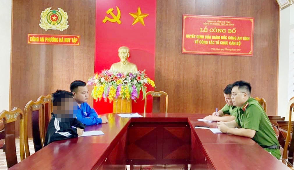 Cơ quan công an làm việc với L.Q.L. (áo đen).