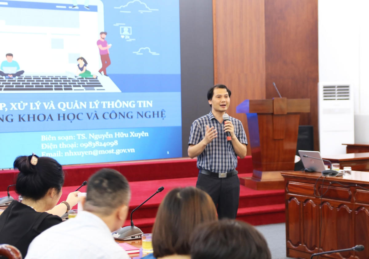 TS Nguyễn Hữu Xuyên giới thiệu các nội dung tập huấn tại Hội nghị.