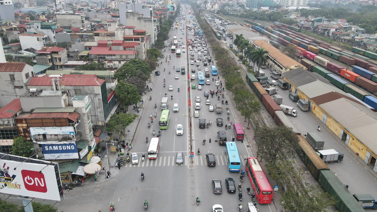 Trên đường vành đai 3, đoàn xe nối đuôi nhau, di chuyển ra hướng cửa ngõ Thủ đô. 