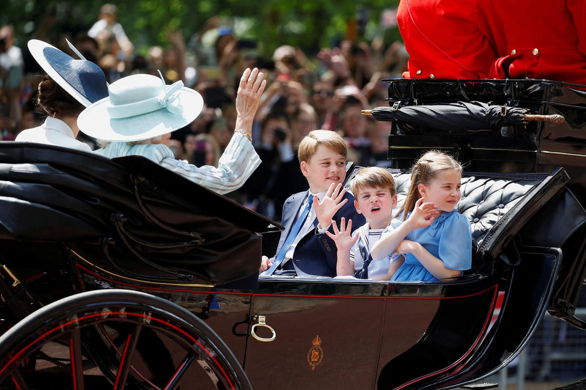 Cỗ xe ngựa chở các hoàng tử, công chúa cùng công nương Catherine và công nương Camilla, vợ của thái tử Charles, đi qua đám đông gần Điện Buckingham. Ảnh: Reuters.