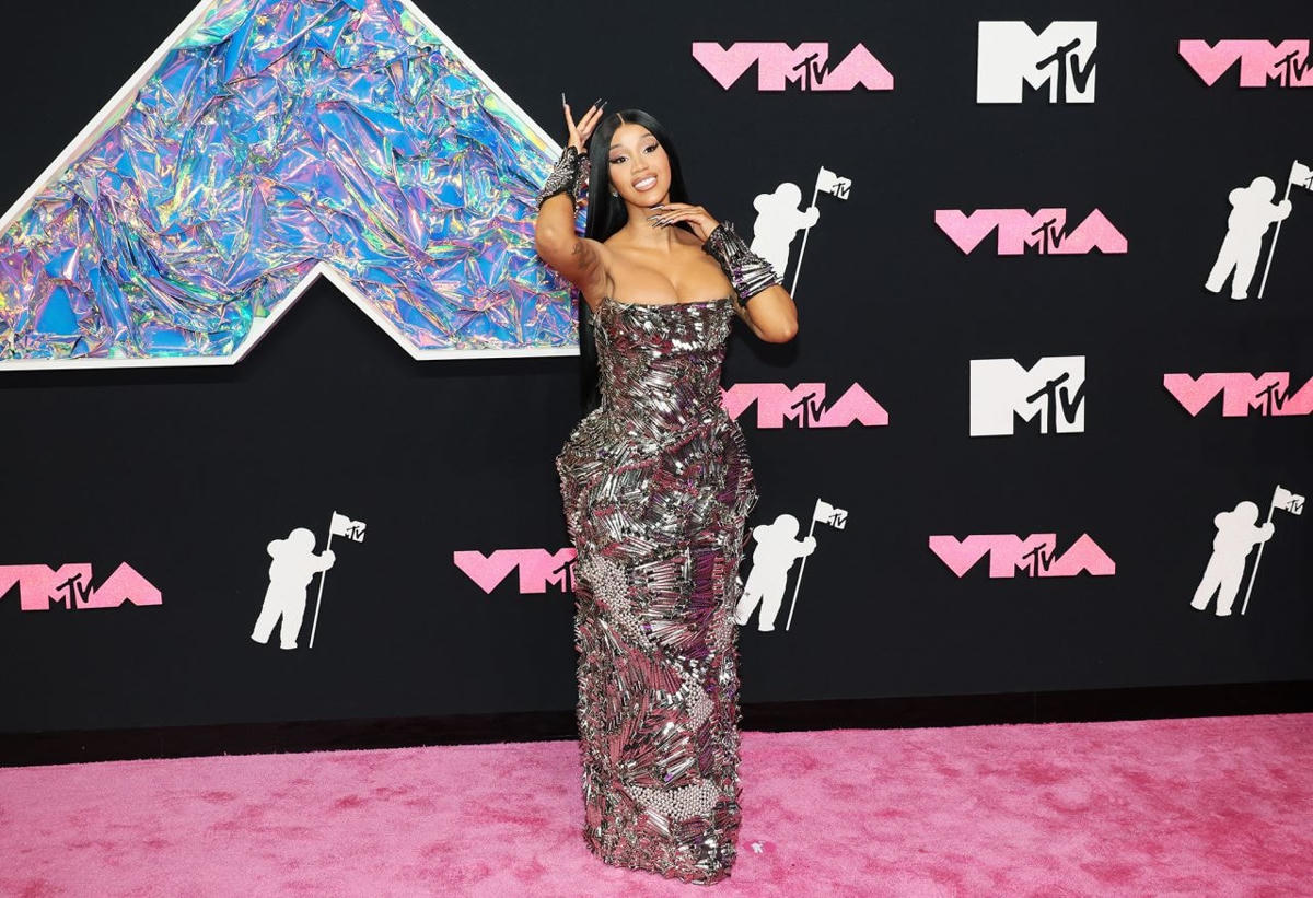 Cardi B tươi rói trong bộ trang phục được tạo ra từ hàng trăm chiếc kẹp tóc bằng kim loại từ thương hiệu cùng tên của nhà thiết kế người Anh gốc Thổ Nhĩ Kỳ Dilara Findikoglu.  