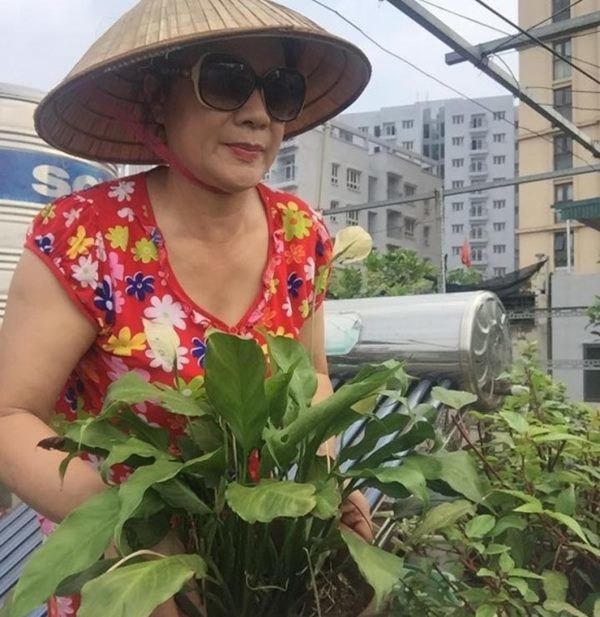 Dù đã lên chức bà ngoại mấy năm nay nhưng nghệ sĩ Hương Dung vẫn năng động, chị bận rộn với nhiều công việc. 