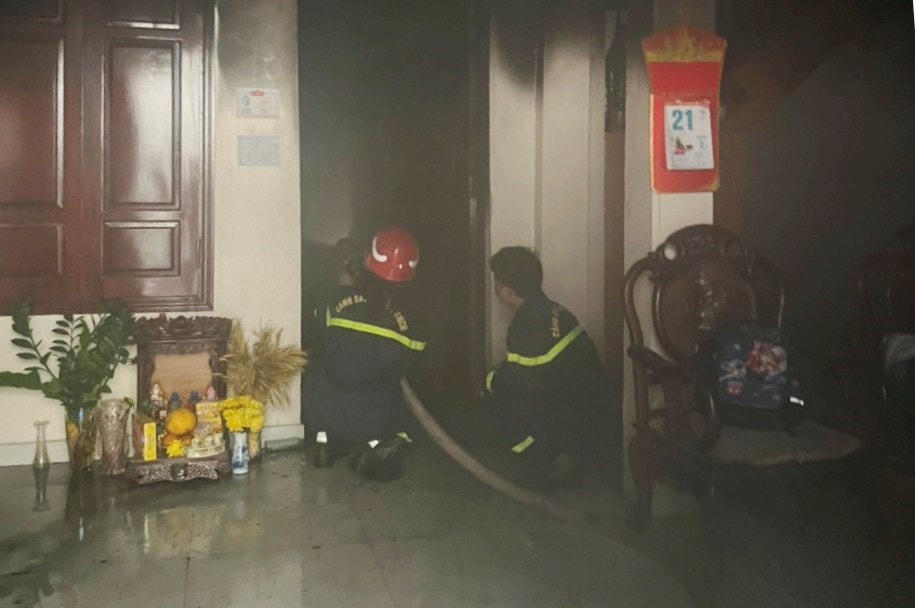 Lực lượng PCCC cứu nạn được 3 người bị kẹt trong vụ hoả hoạn.