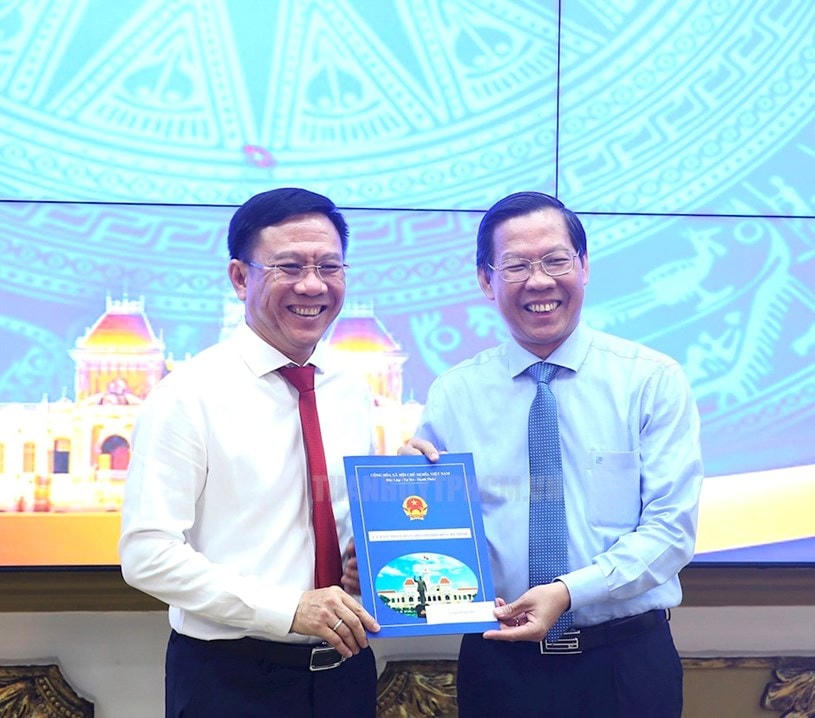 Chủ tịch UBND TP HCM trao quyết định tiếp nhận và bổ nhiệm cho ông Nguyễn Ngọc Hồi tại lễ trao quyết định. (Ảnh: Thanhuytphcm.vn).