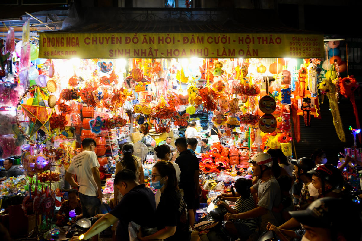 Các gian hàng đồ chơi, đồ trang trí Trung thu luôn thu hút được sự quan tâm của người dân tham quan.