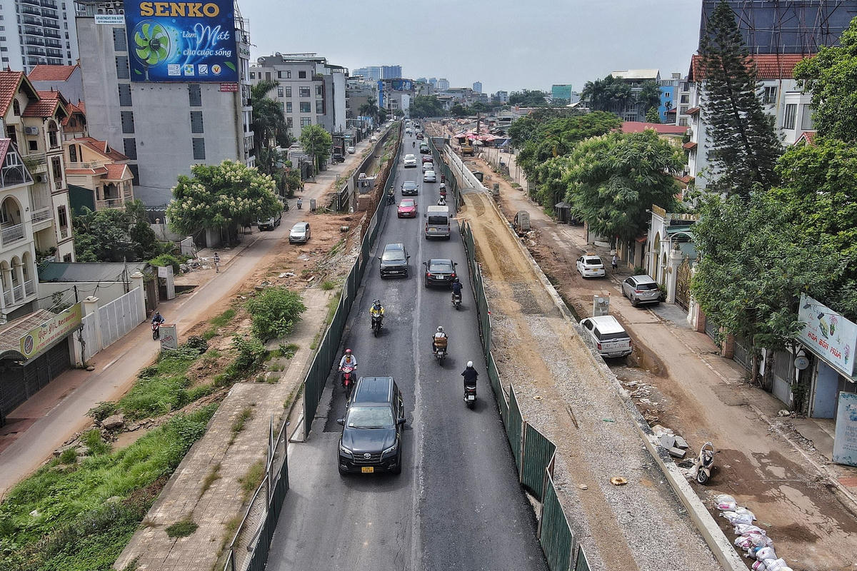 "Hiện tại, quận đang tích cực phối hợp với Ban QLDA xây dựng phương án phòng, chống thiên tai năm 2023, trong đó có nội dung xác định đoạn đê hữu Hồng nêu trên là trọng điểm đê điều xung yếu cấp thành phố để xây dựng phương án hộ đê, bảo vệ trọng điểm", vị lãnh đạo quận Tây Hồ cho biết thêm.