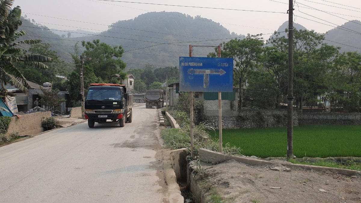 Trạm trộn bê tông Phương Nam, Việt Hà và Chèm hoạt động liền kề nhau trong khuôn viên mỏ đá Phương Nam thuộc xóm Nước Lạnh, xã Cư Yên, huyện Lương Sơn, tỉnh Hòa Bình.