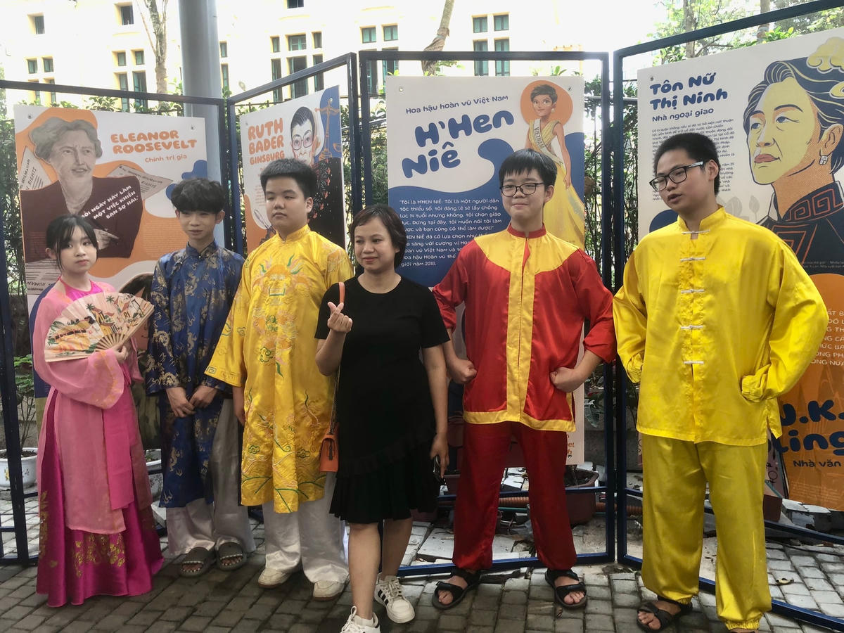 Cô giáo Phạm Thị Phương Thảo cùng các học sinh tham gia hội sách. 