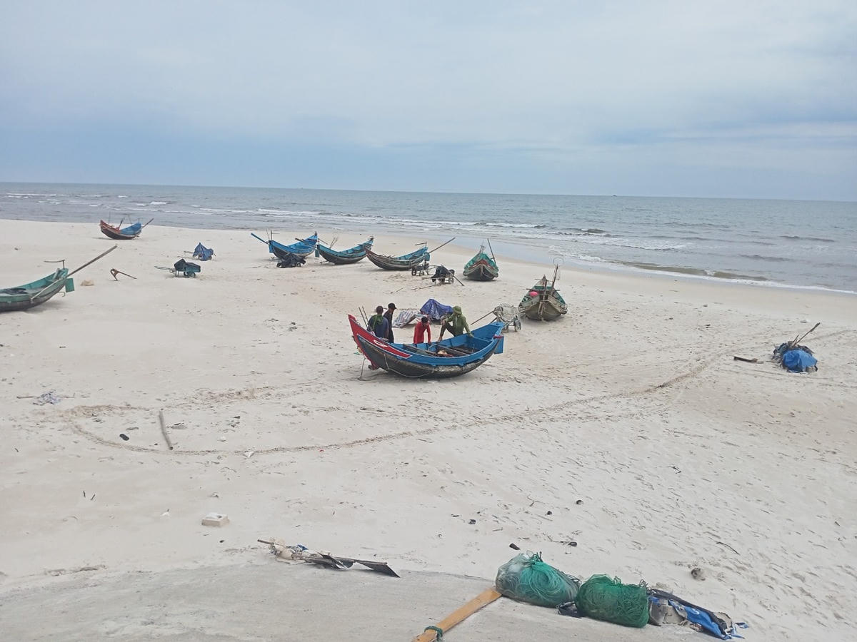 Bãi biển xã Ngư Thủy Bắc, nơi các ngư dân ra đánh bắt hải sản bị sóng đánh chìm thuyền nan.