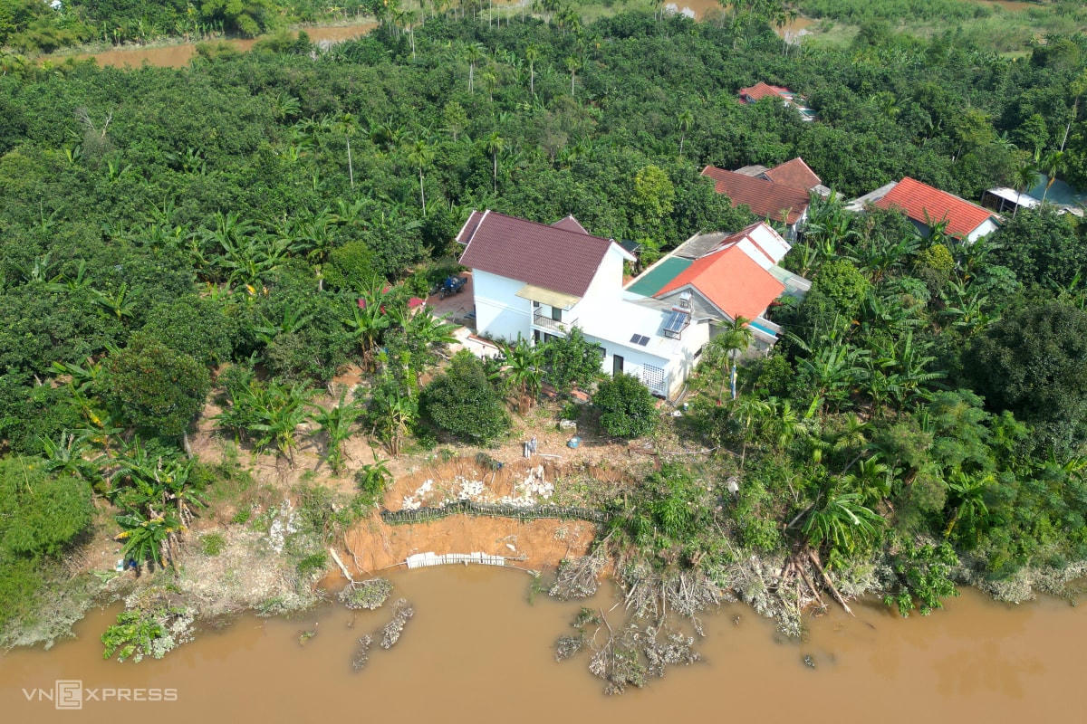 Mưa lũ đe dọa nhà dân bên sông Hương (TP Huế, tỉnh Thừa Thiên Huế).