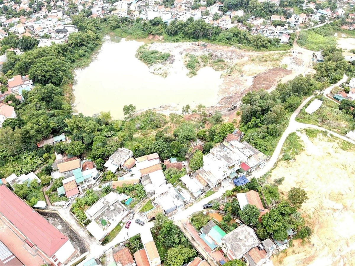 14 hộ dân với hơn 60 nhân khẩu sống tại đồi Tên Lửa (phường Giếng Đáy, TP Hạ Long, Quảng Ninh), gần mỏ khai thác đất sét của Công ty Cổ phần Gốm xây dựng Giếng Đáy luôn trong trạng thái “ăn không ngon, ngủ không yên” vì nhà có thể đổ sập bất cứ lúc nào.