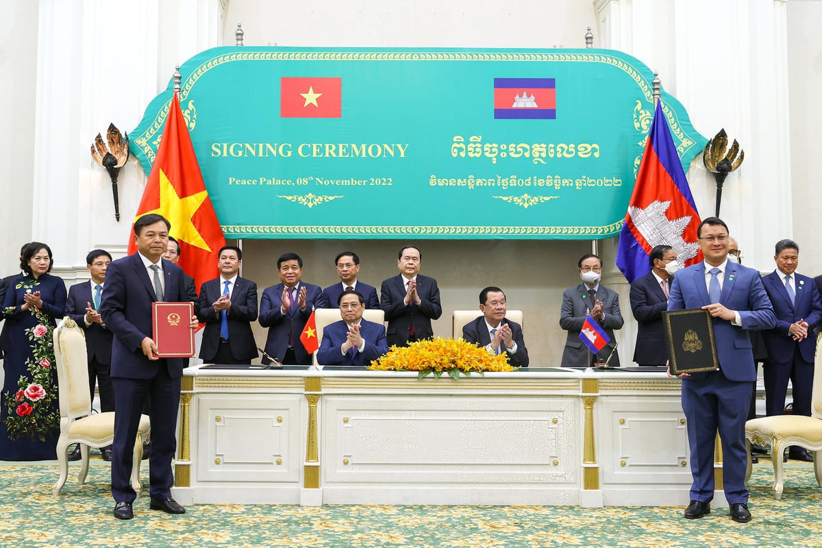 Hai Thủ tướng chứng kiến Lễ ký kết văn kiện giữa hai nước. Ảnh: VGP/Nhật Bắc.