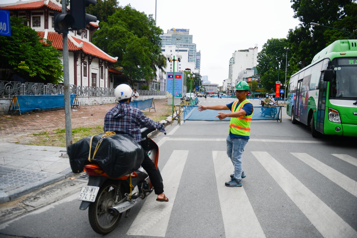 Do chưa kịp nắm bắt thông tin, nhiều người dân bỡ ngỡ, lúng túng trước công tác phân luồng giao thông. 