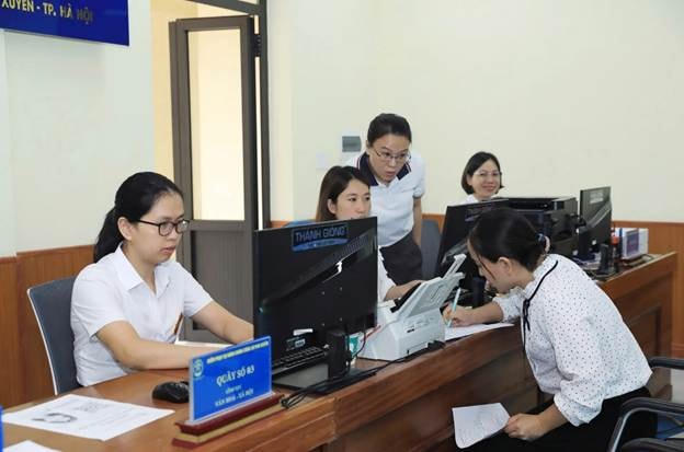 Việc tiếp nhận, xử lý thủ tục hành chính cho người dân diễn ra thông suốt. Ảnh: Nguyễn Vy.