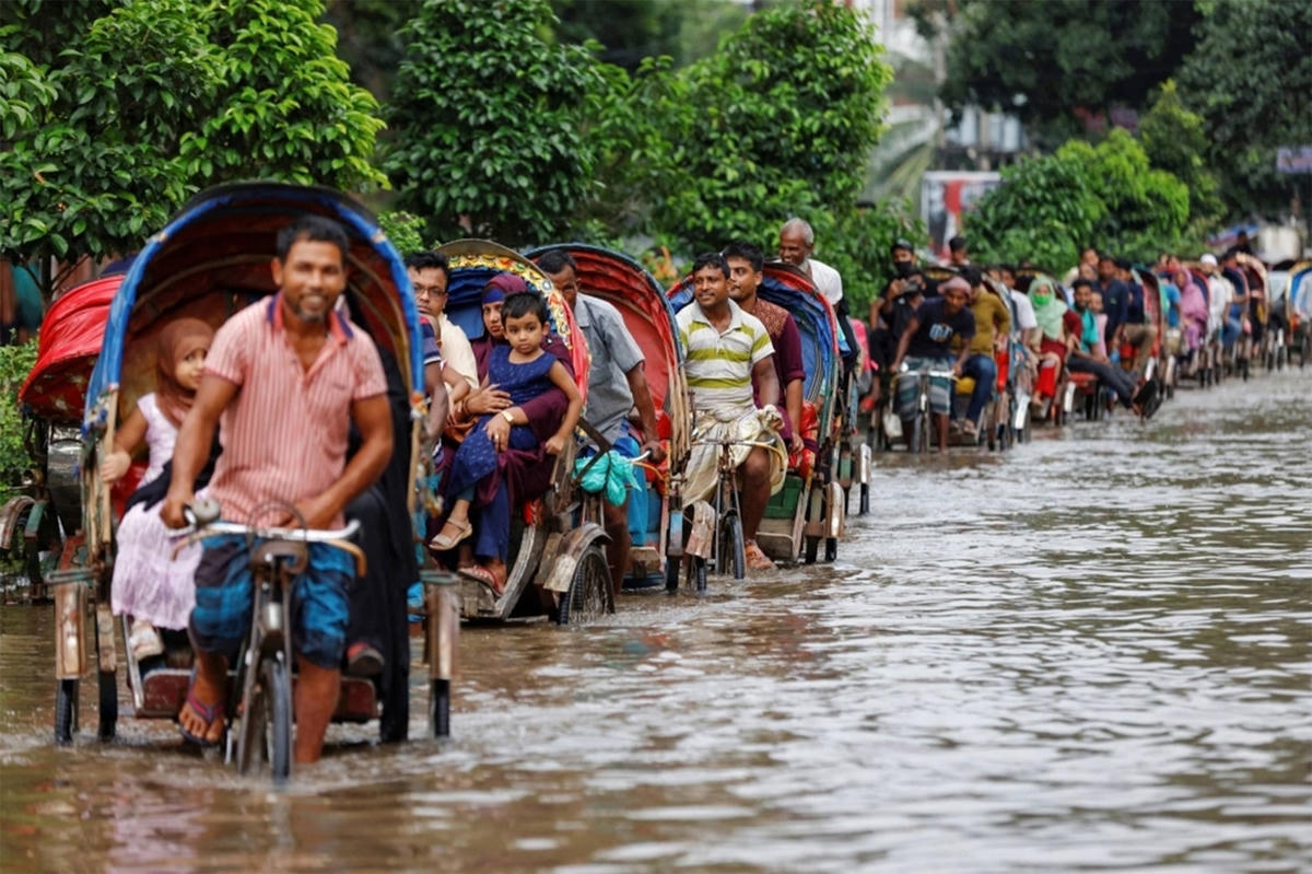 Người dân Bangladesh đang hạn chế thiệt hại nhờ hoạt động hỗ trợ sớm. Ảnh: Reuters.
