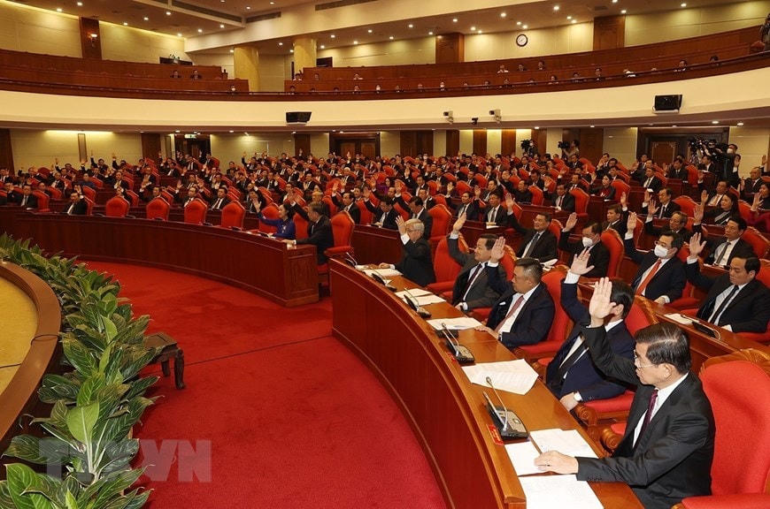 Các lãnh đạo Đảng, Nhà nước và các đại biểu biểu quyết thông qua chương trình hội nghị. (Ảnh: Trí Dũng/TTXVN).