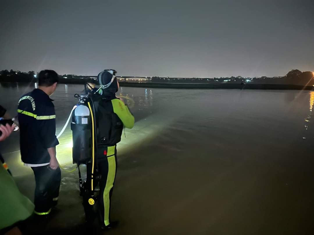 Thợ nặn và đội câu vào cuộc tìm kiếm. Ảnh Tuấn Trung.