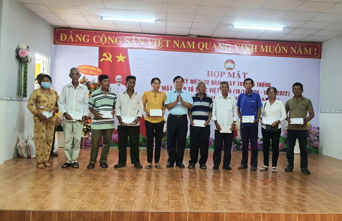 Ông Nguyễn Văn Hoà –  Chủ tịch Ủy ban MTTQ Việt Nam tỉnh Bạc Liêu tặng quà cho người dân có hoàn cảnh khó khăn ấp Giồng Giữa B, xã Vĩnh Trạch Đông.